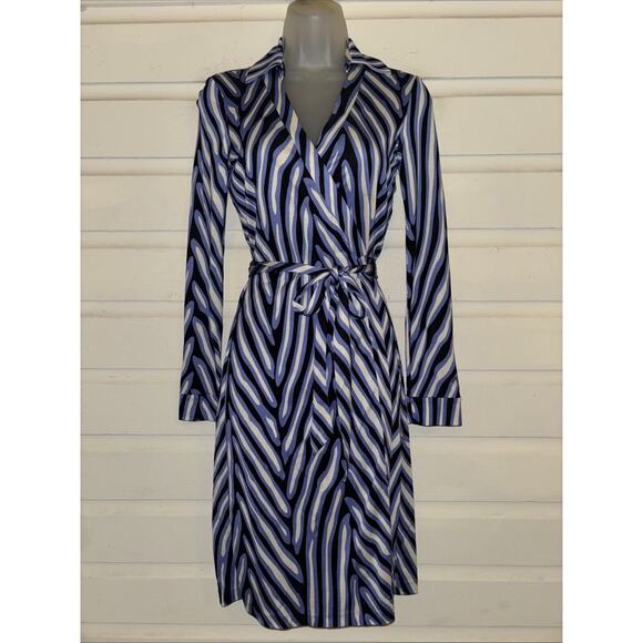 Diane Von Furstenberg Dresses & Skirts - Diane Von Furstenberg 100% Silk Long Sleeve Wrap Dress Size 2